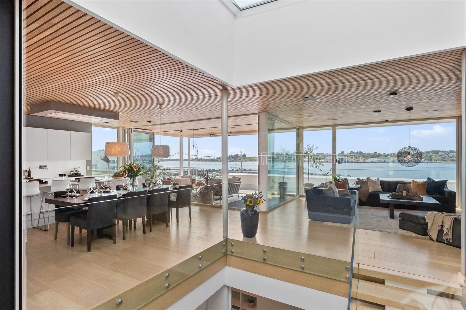 Moderne bolig med fantastisk utsikt over vannet, store vindusflater og lysinnslipp. Perfekt for deg som ønsker luksus og komfort. Galleribilde