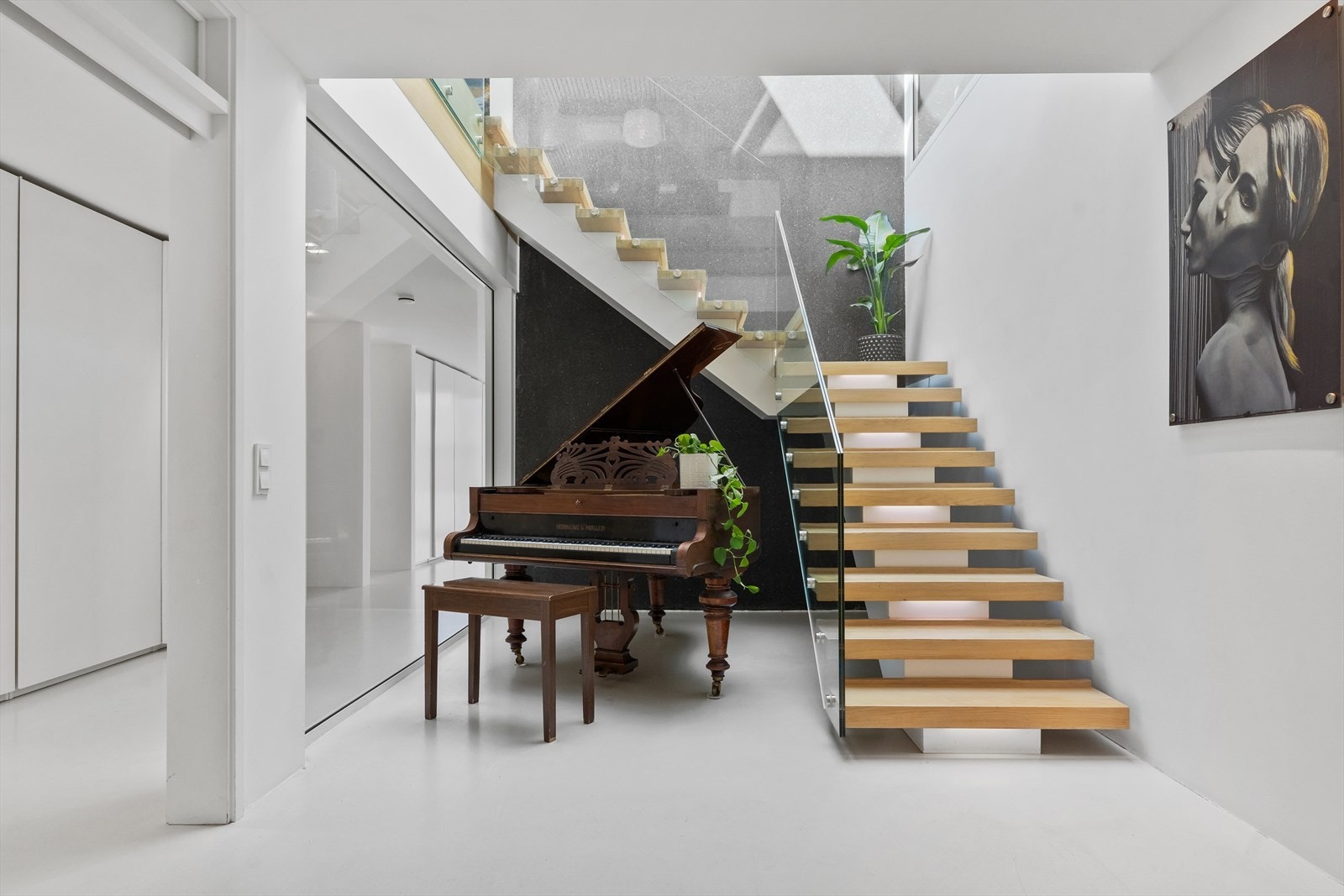 Veggen i hallen er av slipt, matt, sort larvekitt, Norges nasjonalstein Galleribilde