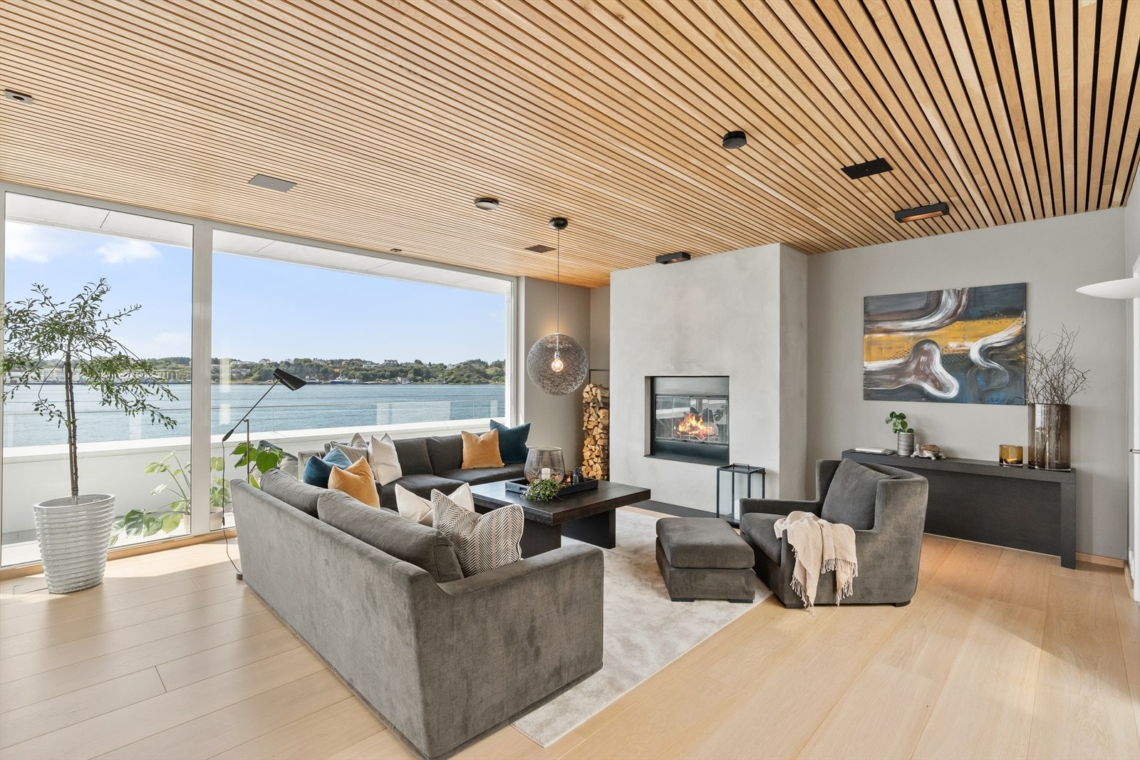 Moderne og stilren peis Galleribilde