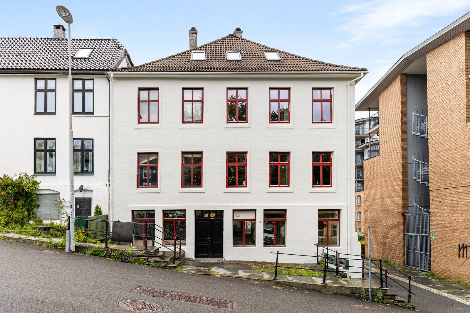 Fasaden. Bygget består av 2 næringsseksjoner og 5 boligseksjoner. Galleribilde