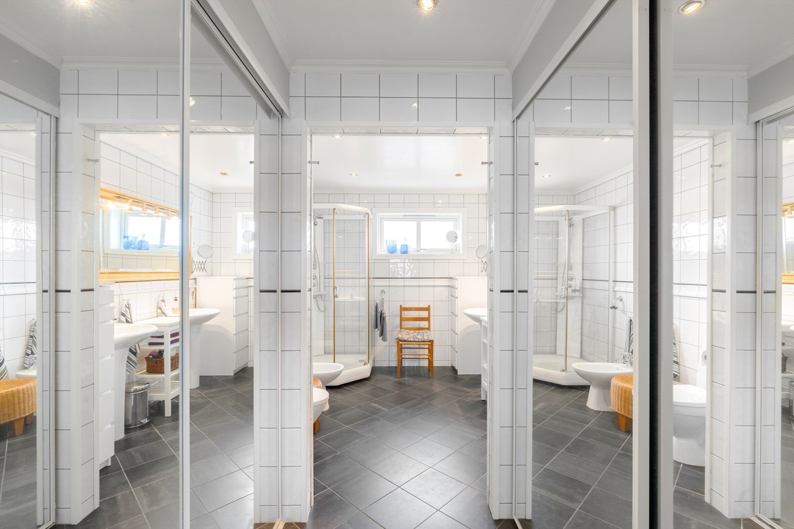Garderoberom med inngang privat bad, hovedetg. Galleribilde