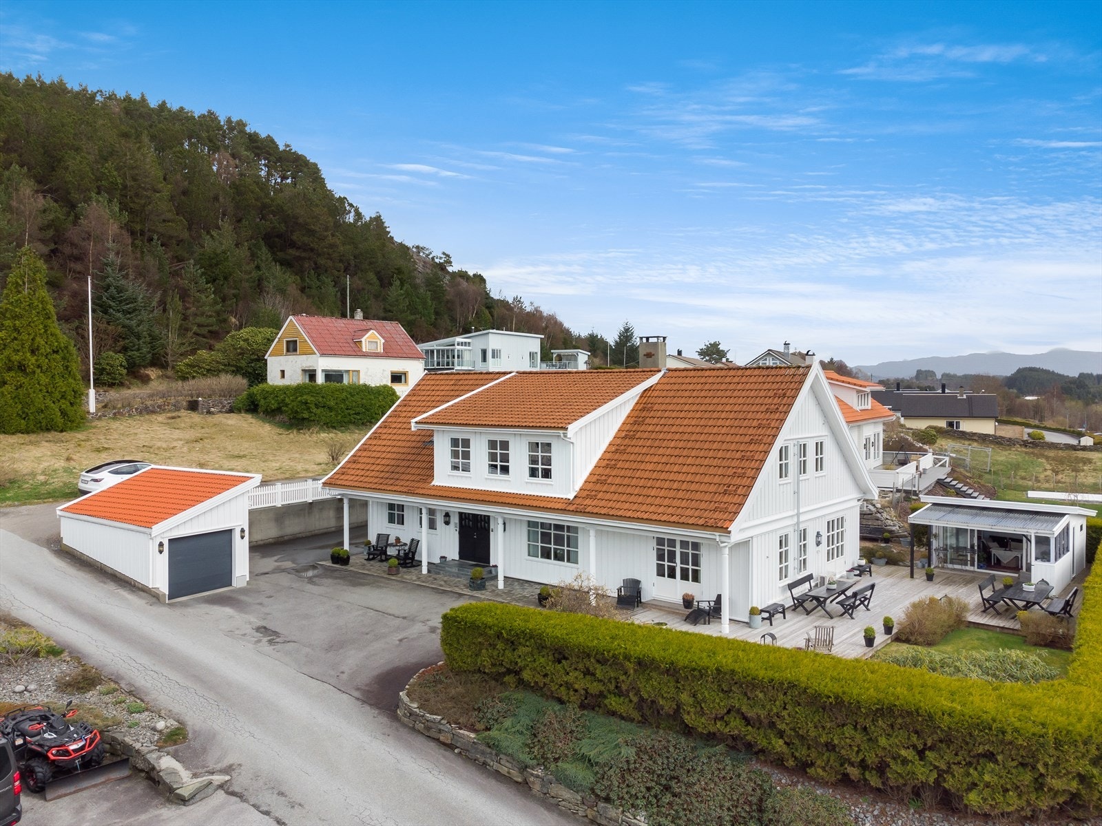 EiendomsMegler 1 v/Morten Karlsen presenterer Åsgardbakken 1! Meget velholdt og innholdsrik enebolig med utleiedel sentralt - 2 garasjer - Hagestue - Flott opparbeidet tomt Galleribilde