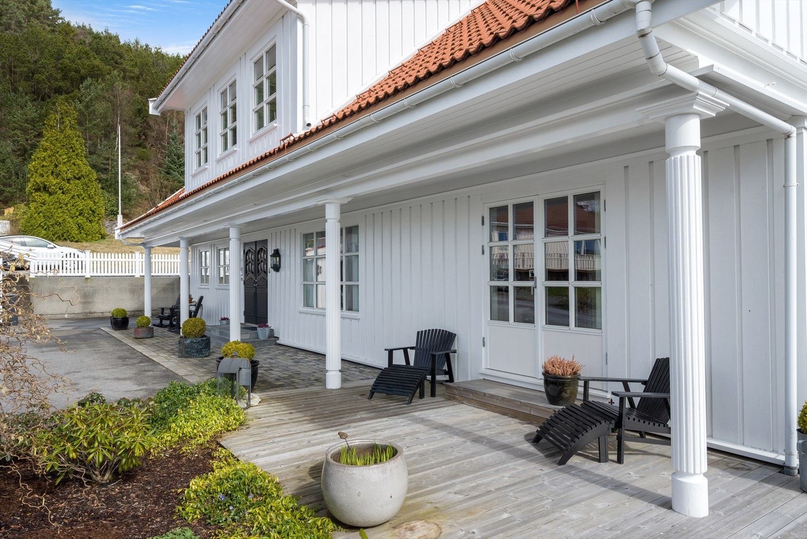 Inngangsparti og terrasse i front Galleribilde
