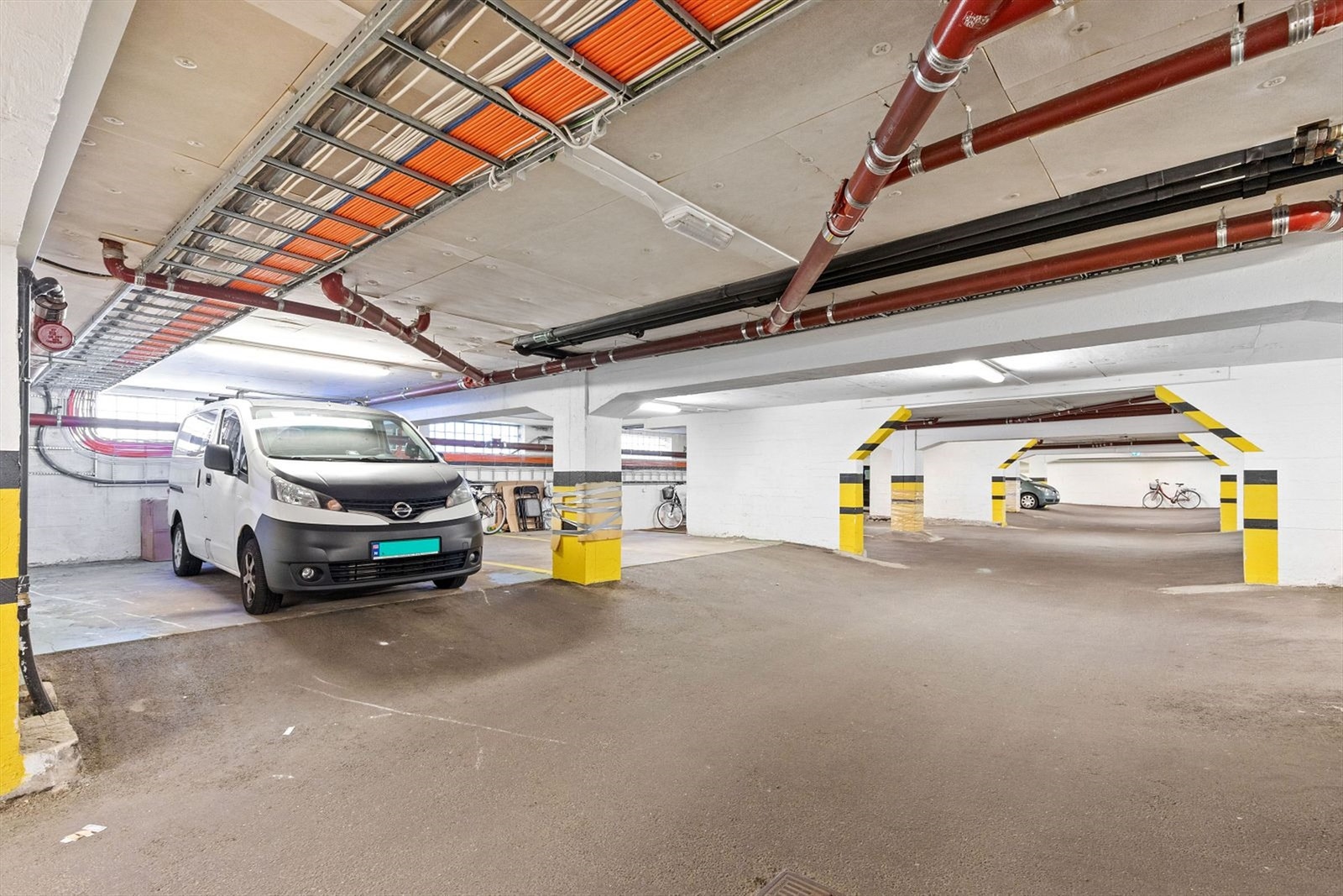 Garasjeplass i felles kjeller. Plassen er meget stor og er hele det arealet hvor bilen står fra vegg til stolpe Galleribilde