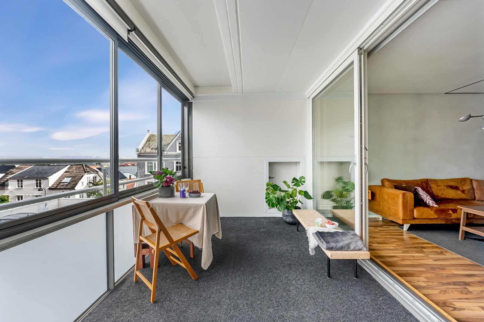 Innglasset balkong måler 12 kvm og er vestvendt. Galleribilde