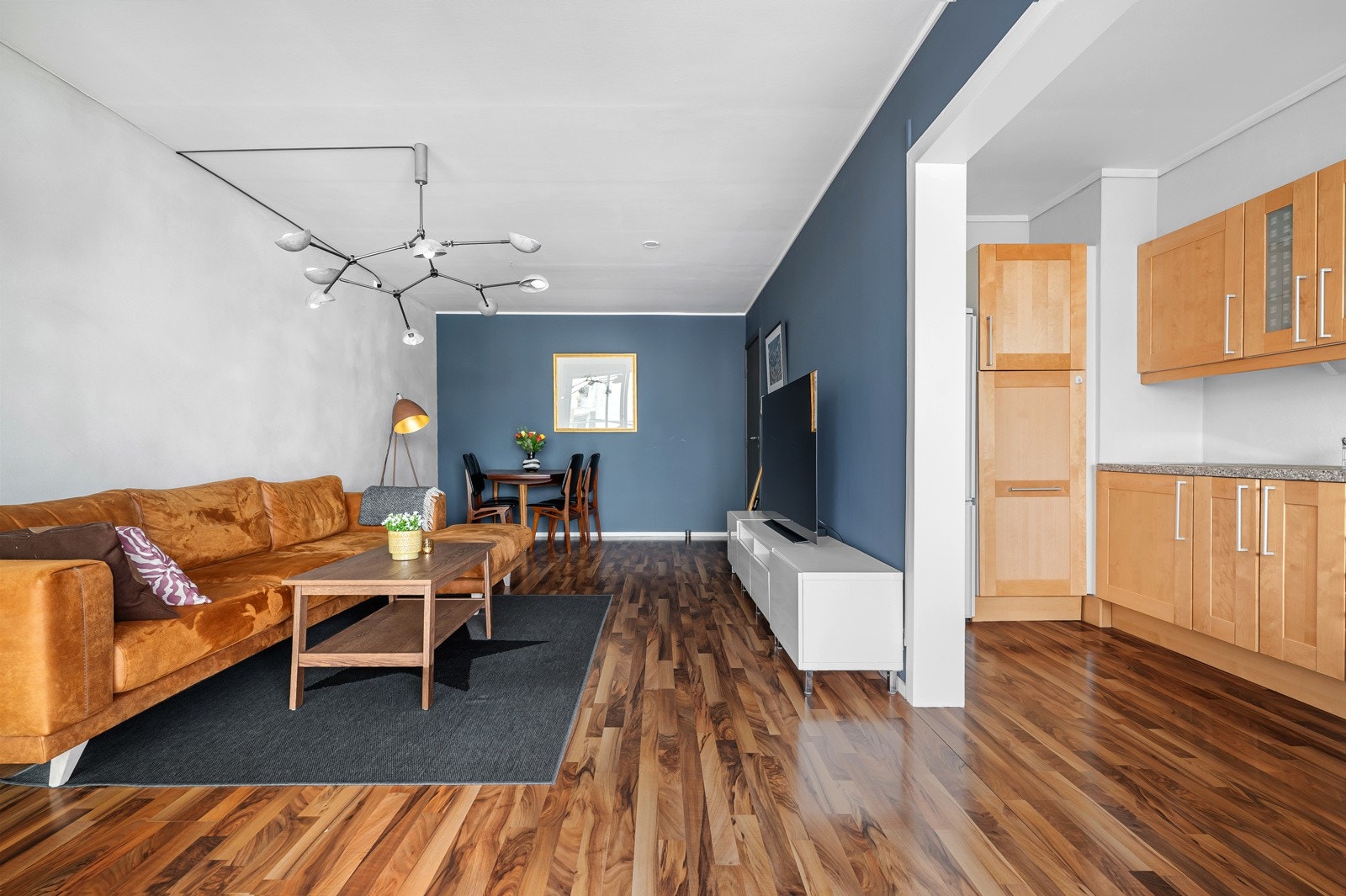 Stue/kjøkken i delvis åpen løsning. Galleribilde