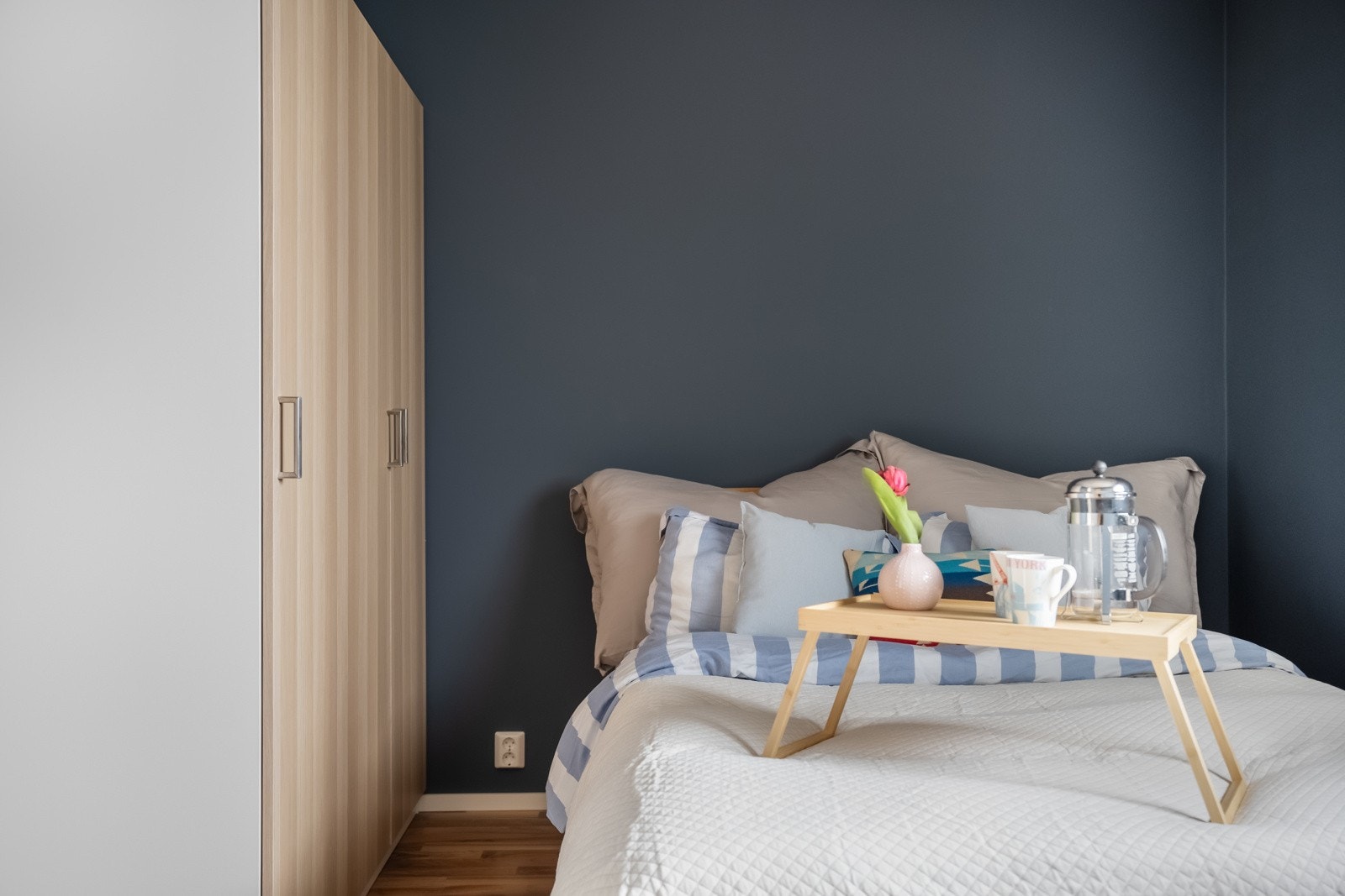 God plass til seng og garderobe. Galleribilde