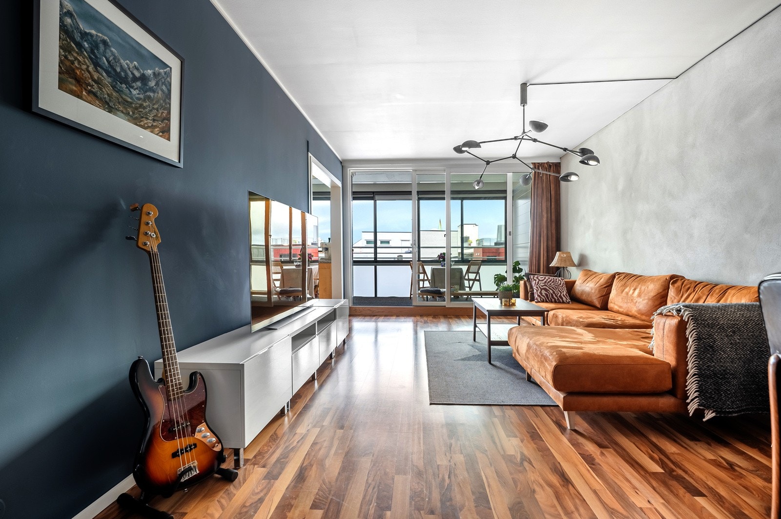 Velkommen inn! Leiligheten inneholder: vindfang, gang, bad/vaskerom, stue/kjøkken og soverom. Galleribilde