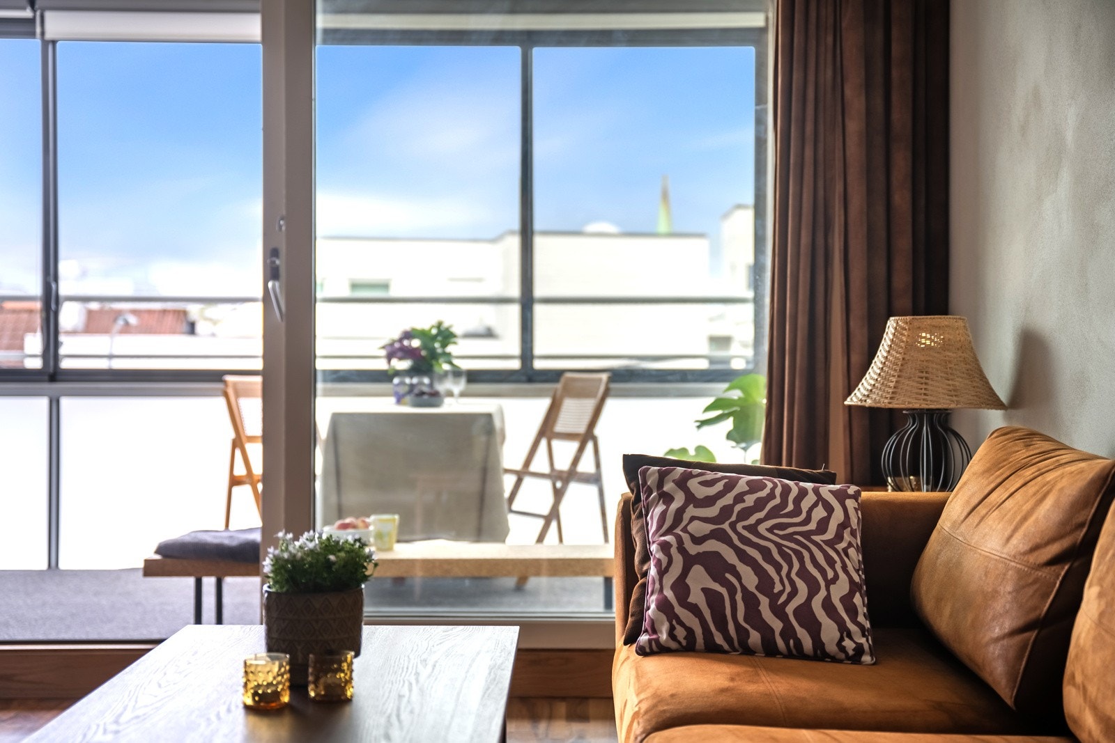 Store vinduer skaper god og lys atmosfære i leiligheten. Galleribilde