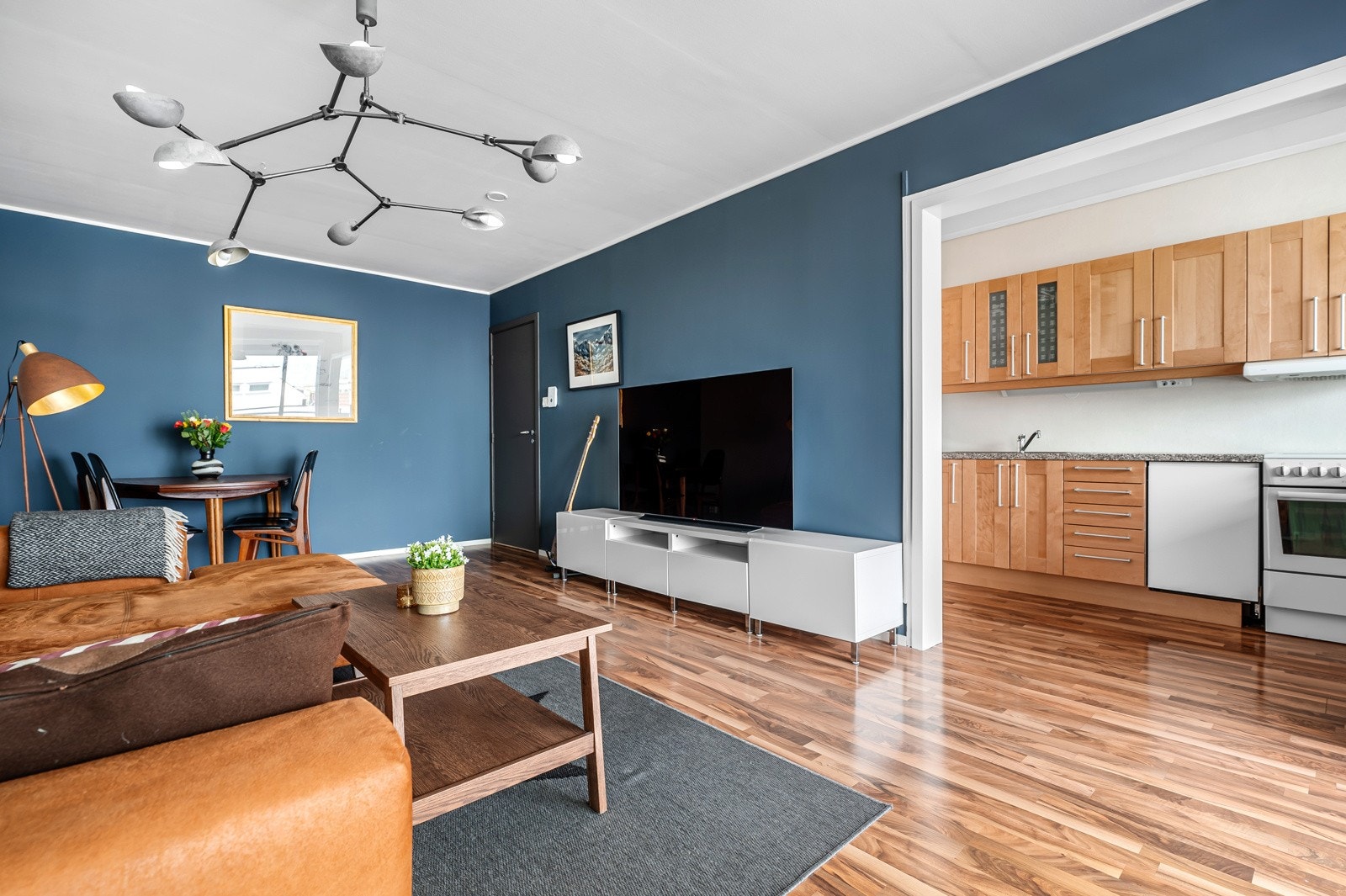 Stuen er romslig og kan enkelt innredes i ulike soner. Galleribilde