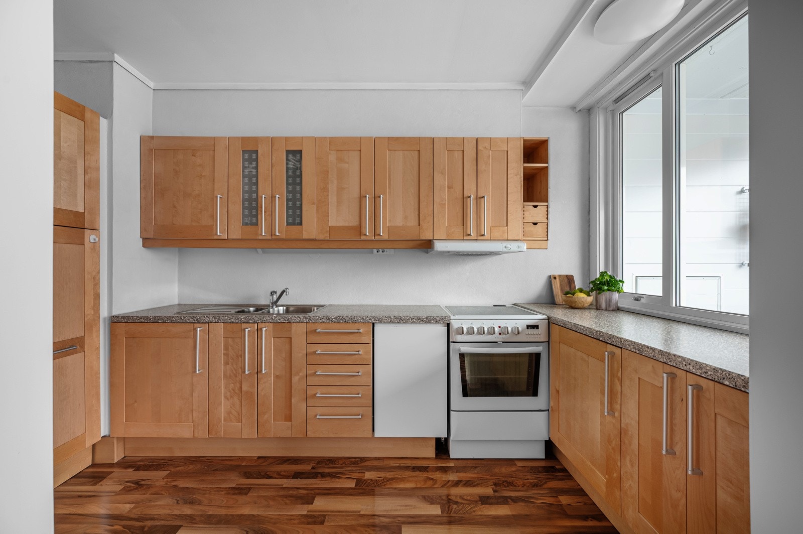 Kjøkkenet kan skilte med god skap- og benkeplass. Galleribilde