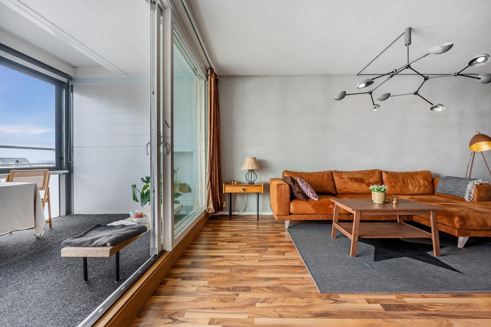 Fra stuen er det utgang til en innglasset balkong. Galleribilde