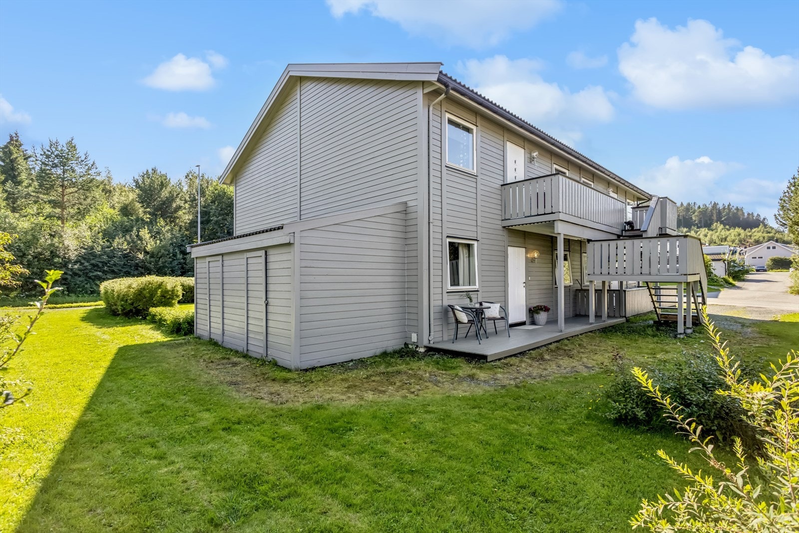 Sammen med leiligheten disponeres det en utvendig bod på husets kortside. Galleribilde