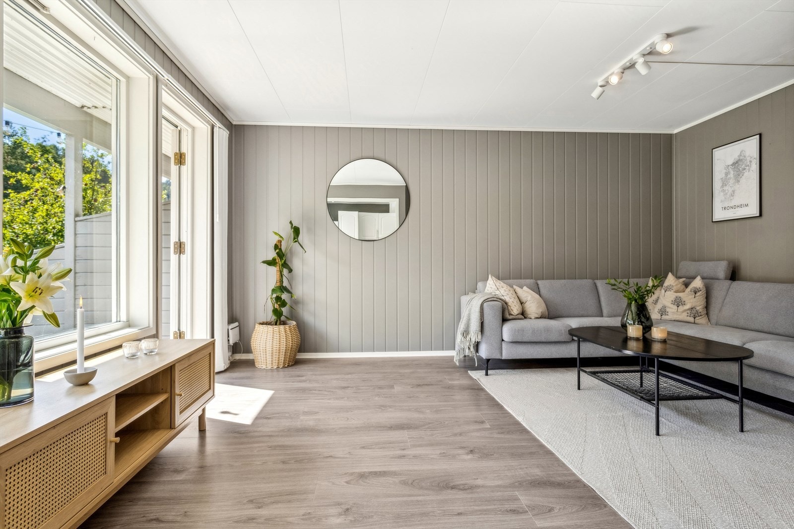 Store vindusflater på stuen gir rikelig med naturlig lysinnslipp. Galleribilde