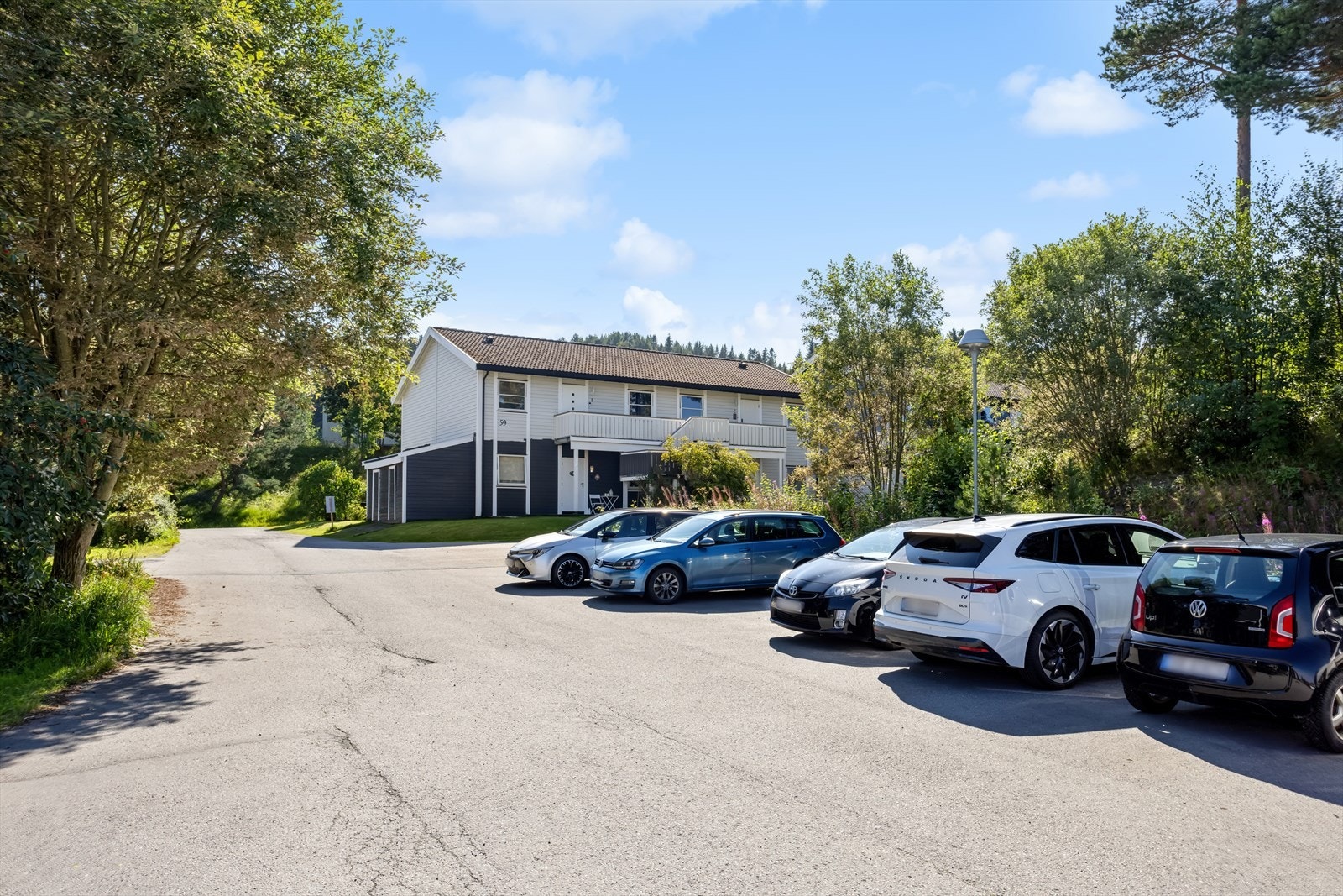 Grendelaget har eget asfaltert parkeringsområde for både beboere og gjester. Fast p-plass følger leiligheten. Galleribilde
