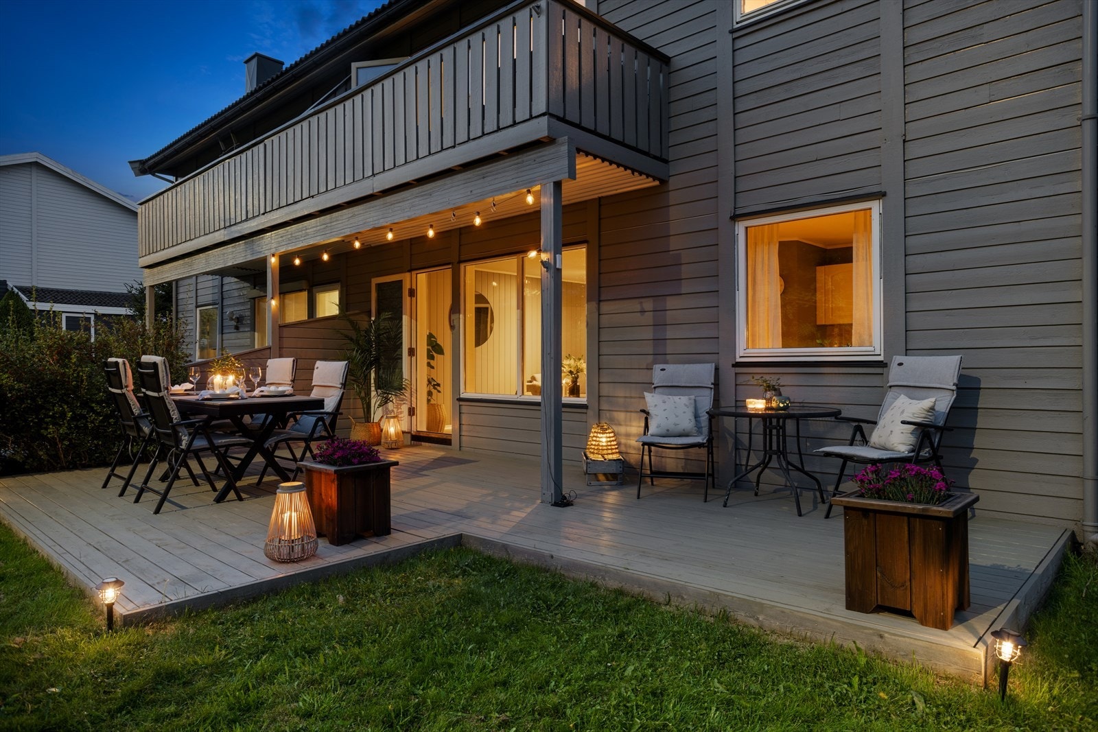 På husets kortside befinner det seg også en ekstra terrasse på ca. 8,6 kvm. Galleribilde