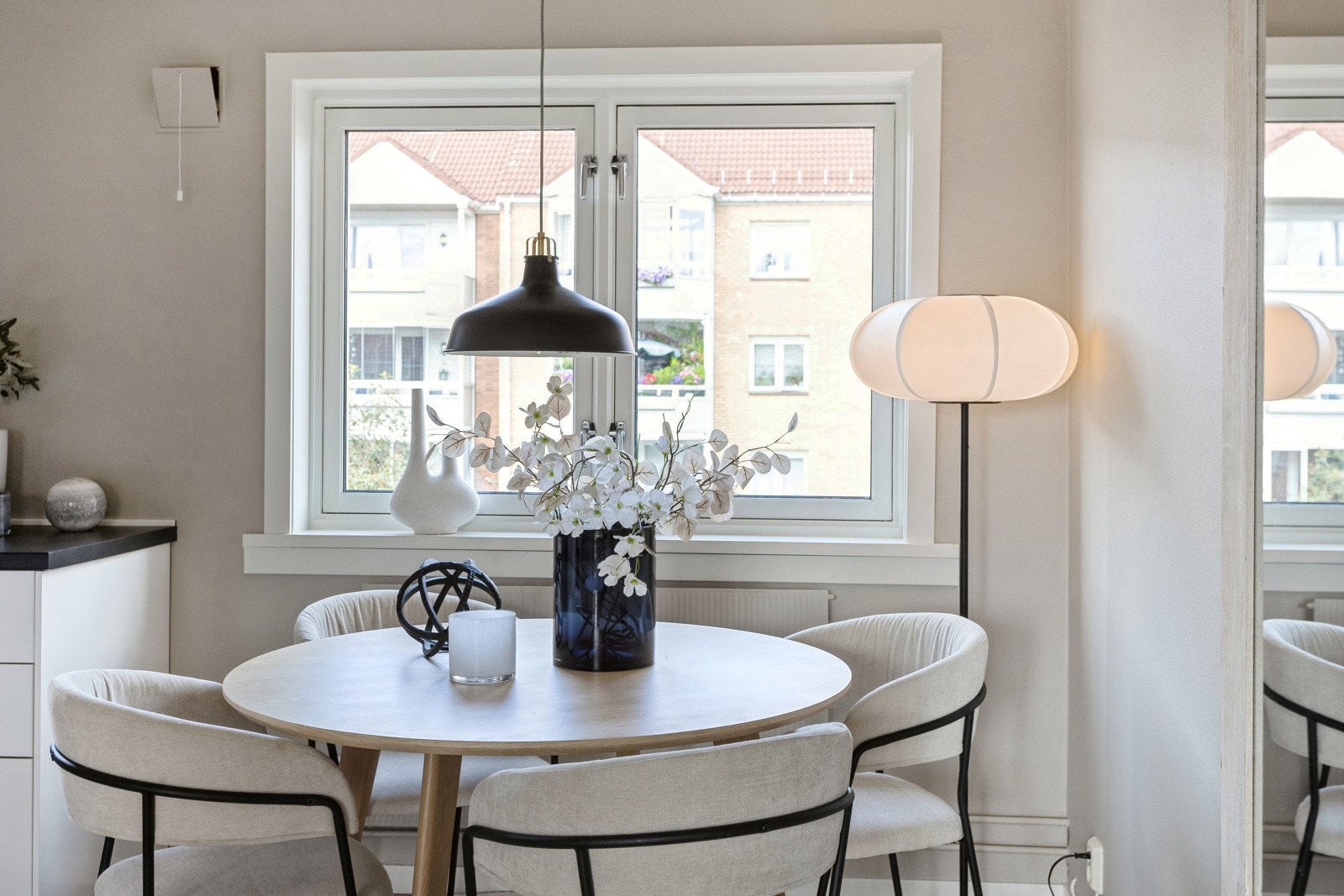 Spisestuen ligger fint til i tilknytning til kjøkkenet. Galleribilde