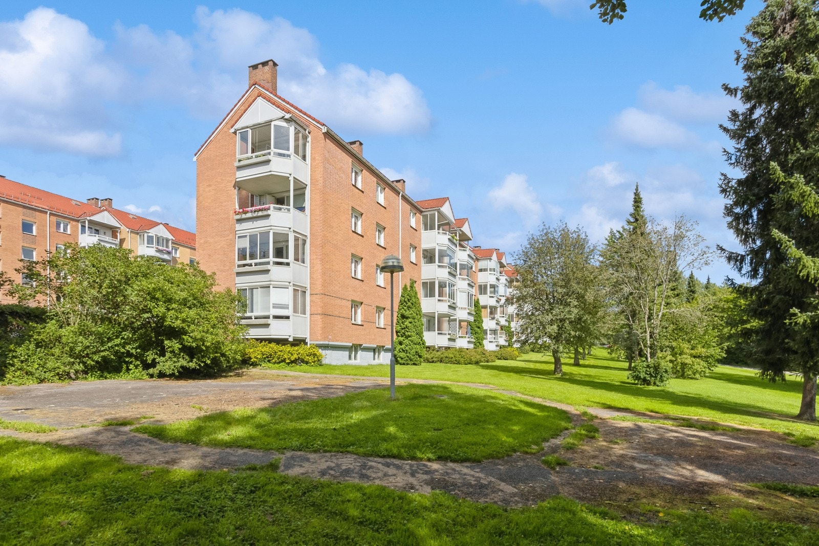 Boligen ligger fint til omkranset av store grøntarealer og fine lekearealer. Galleribilde