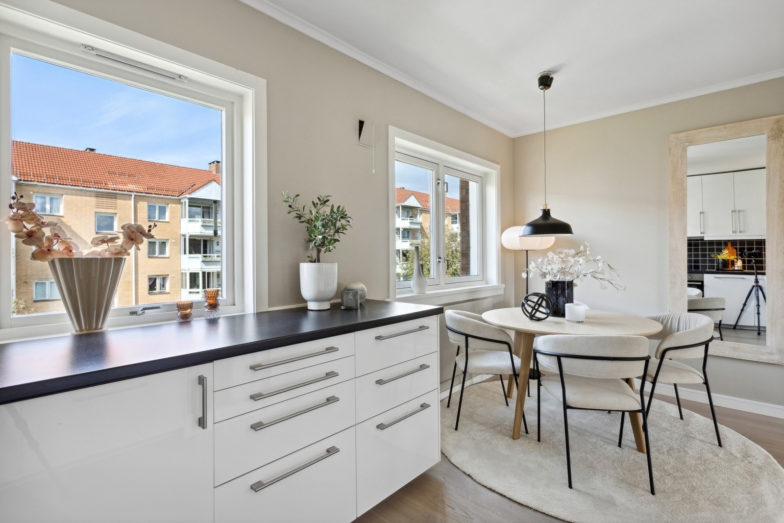 Spisestue med god plass til spisebord for hyggelige sammenkomster. Galleribilde