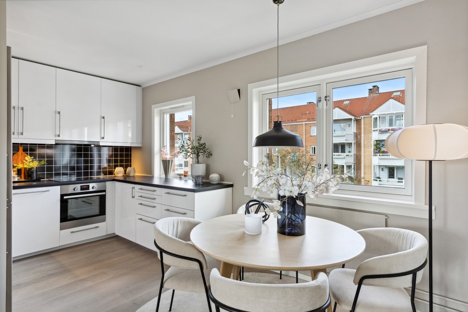 Åpen og fin stue/kjøkken løsning. Galleribilde