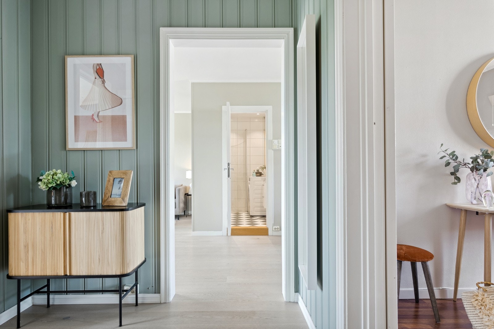 Romslig og praktisk entré med plass til kommode, garderobeskap mm. Galleribilde