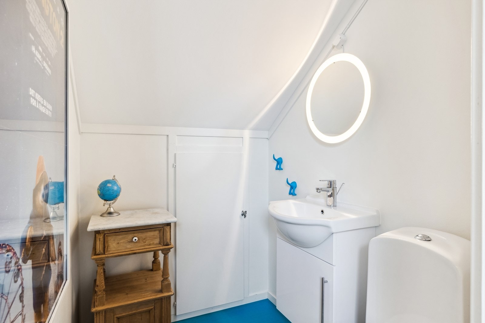 I andre etasje ligger et ekstra toalettrom med toalett og hvit servantinnredning. Galleribilde