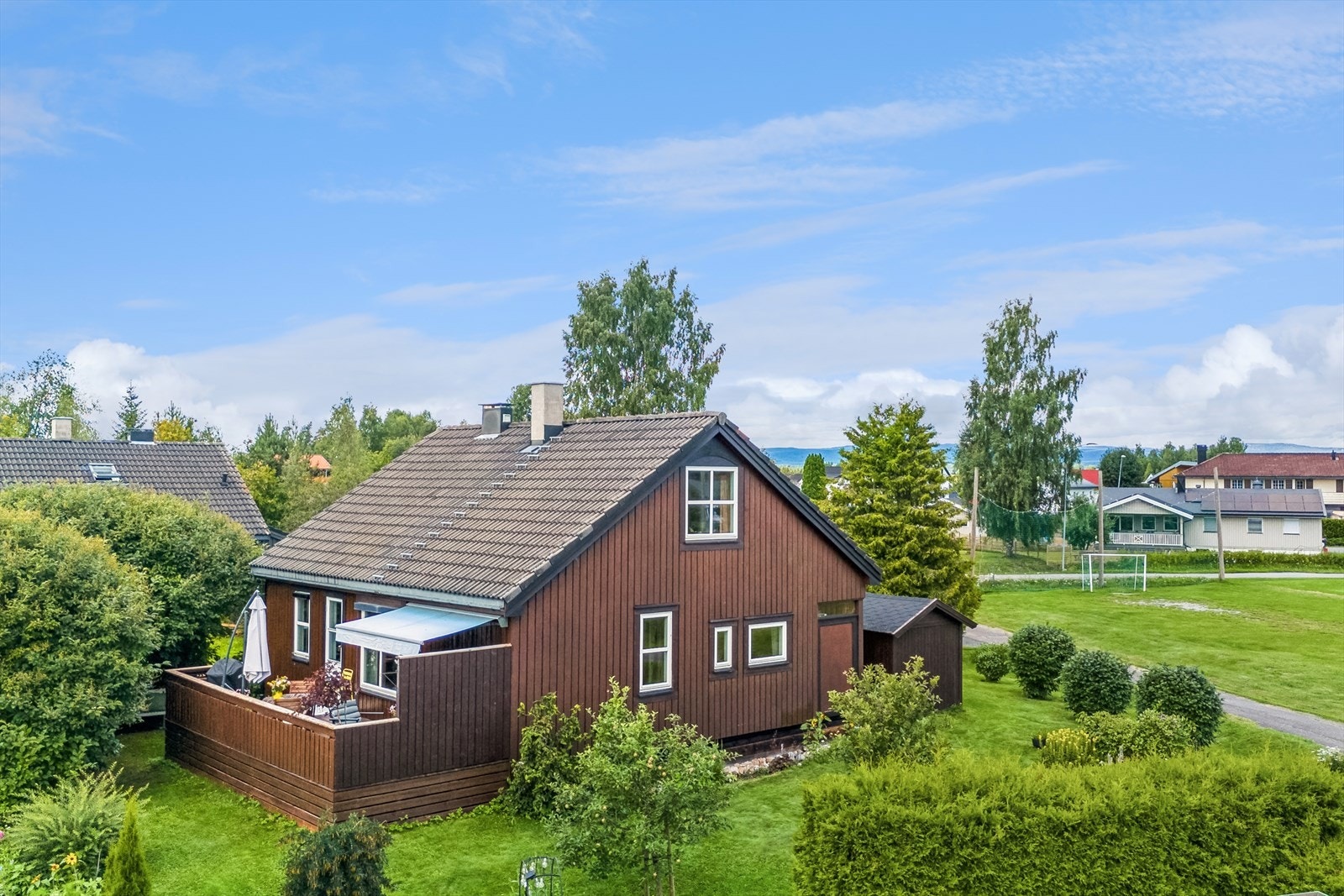 Eiendommen ligger solrikt til og godværsdager kan nytes på den sydvendte terrassen. Galleribilde