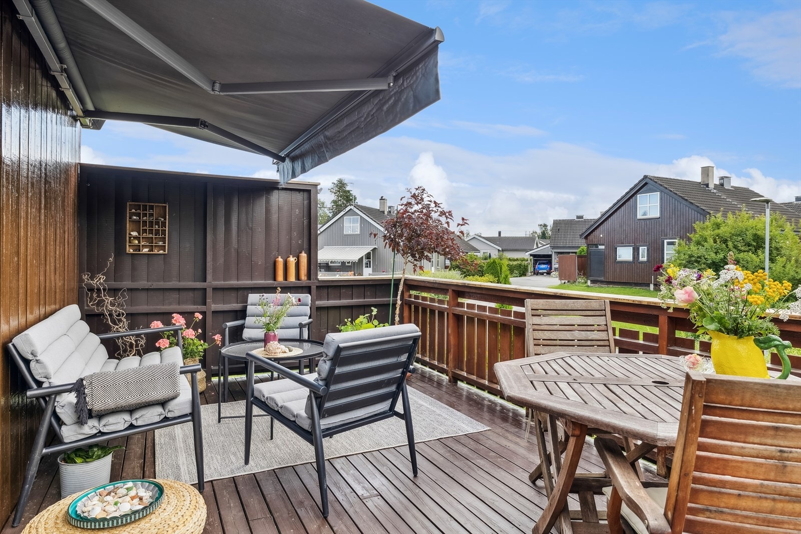På terrassen er det montert markise for god solskjerming. Galleribilde
