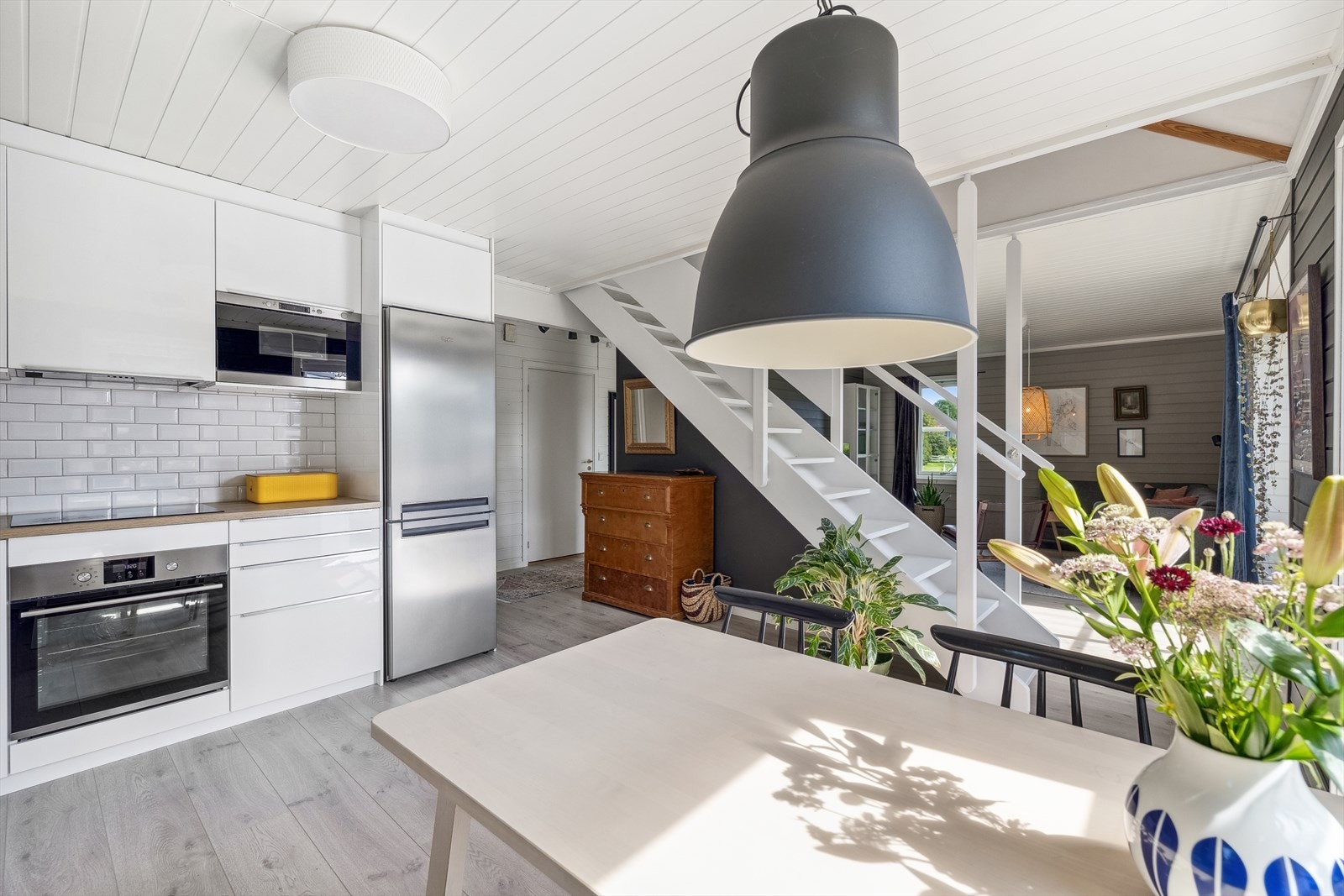 Boligen har nyere gulv i stue og kjøkken, samt de fleste overflater oppgradert i senere tid. Galleribilde