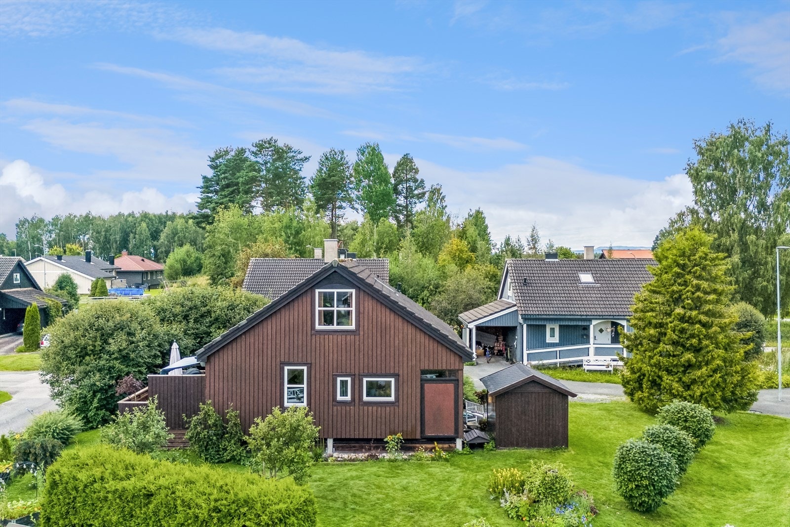 Hagen er en frodig, velstelt oase med gode plenarealer, prydbusker og vakre blomsterbed. Galleribilde