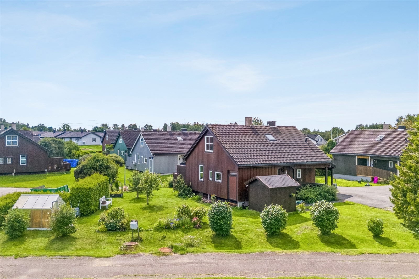 Velkommen til Bjørkerudvegen 65, en koselig enebolig med sentral, barnevennlig beliggenhet. Galleribilde