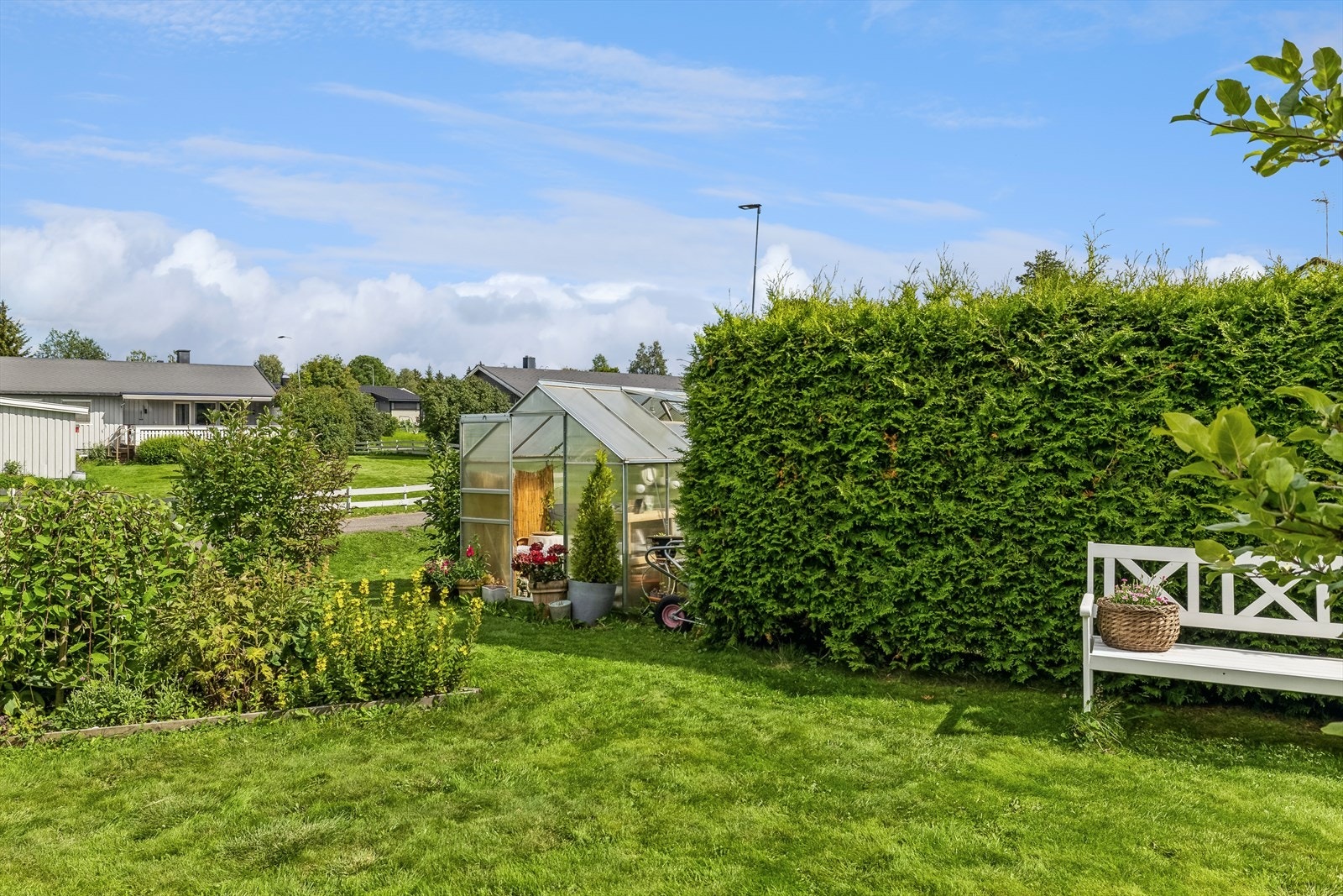 Her kan fridagen nytes med en bok i solen. Galleribilde