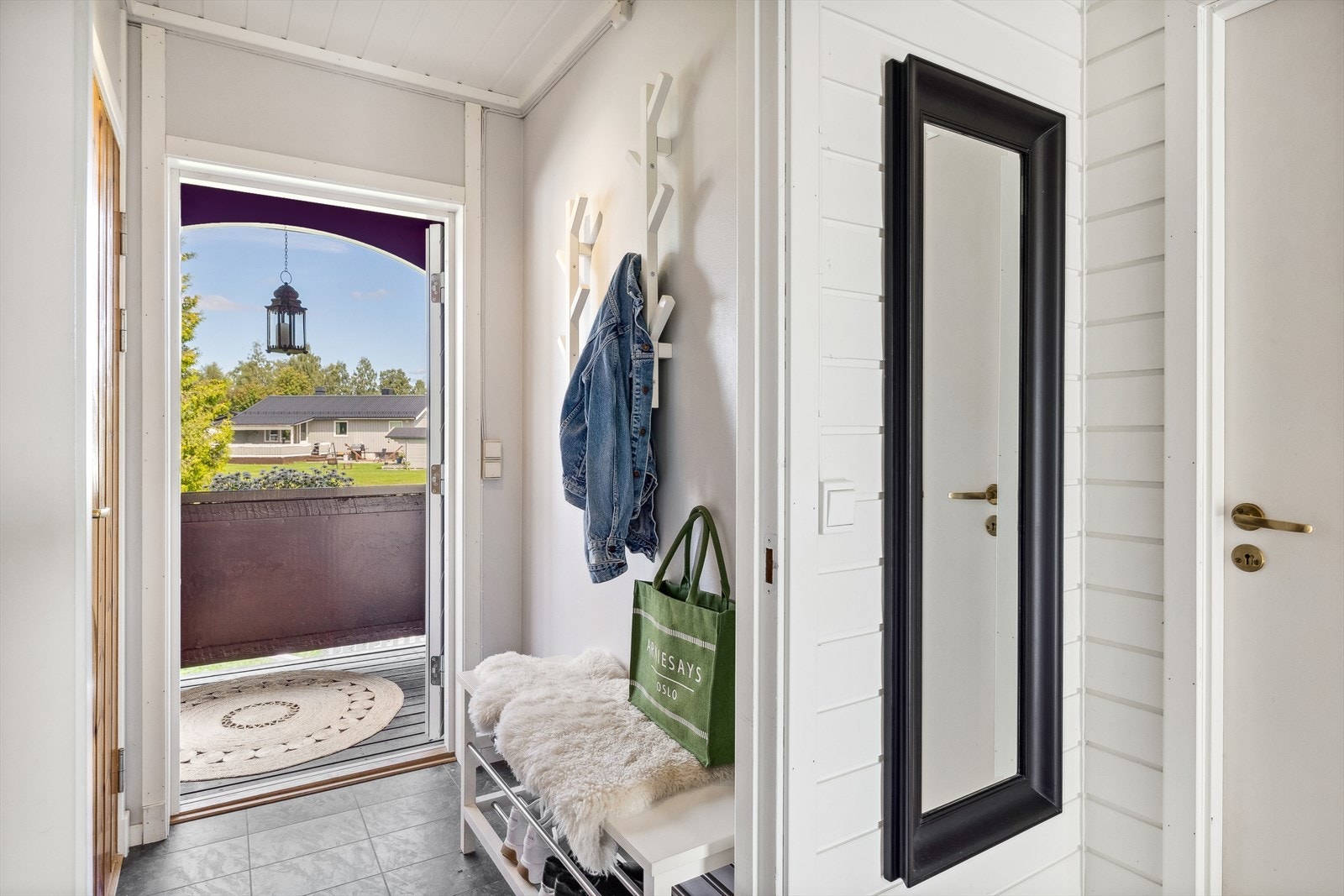 Inngang er til en pen entré med knaggtre som gir en åpen garderobeløsning. Galleribilde