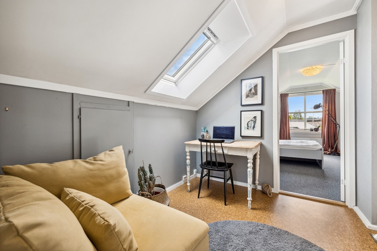 Gangen i andre etasje har oppbevaring i knevegg og plass til en kontorløsning. Galleribilde