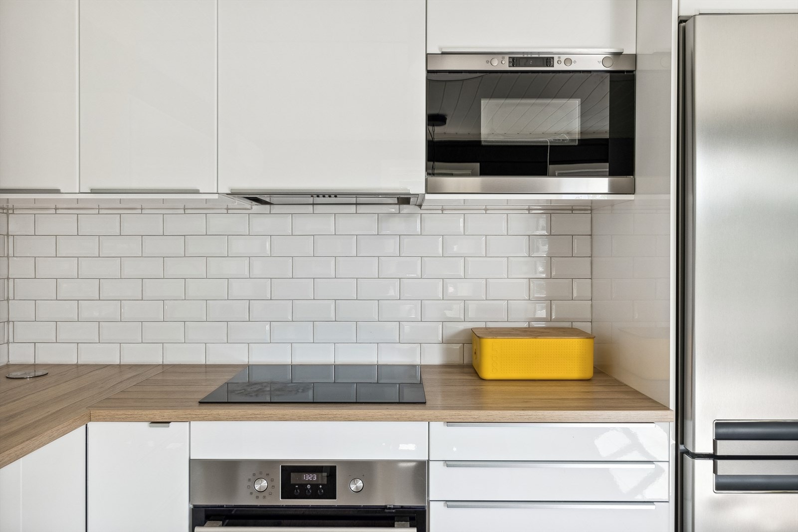 Over benken på kjøkken er det lagt hvite metrofliser for enkelt renhold. Galleribilde