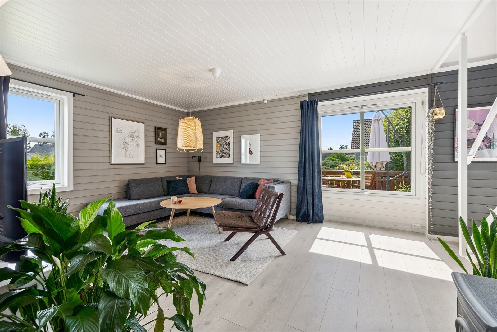 Stuen får naturlig lys fra to sider og det er utgang til en sydvendt terrasse. Galleribilde