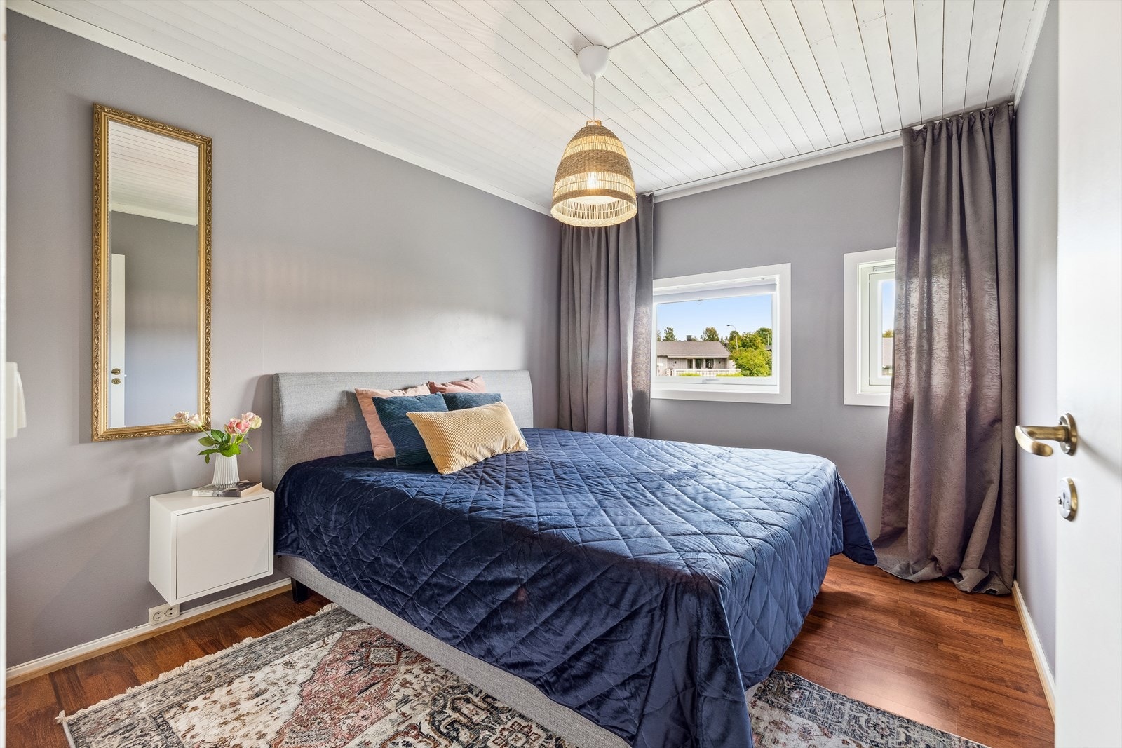 Hovedsoverommet i første etasje har god plass til dobbeltseng. Galleribilde