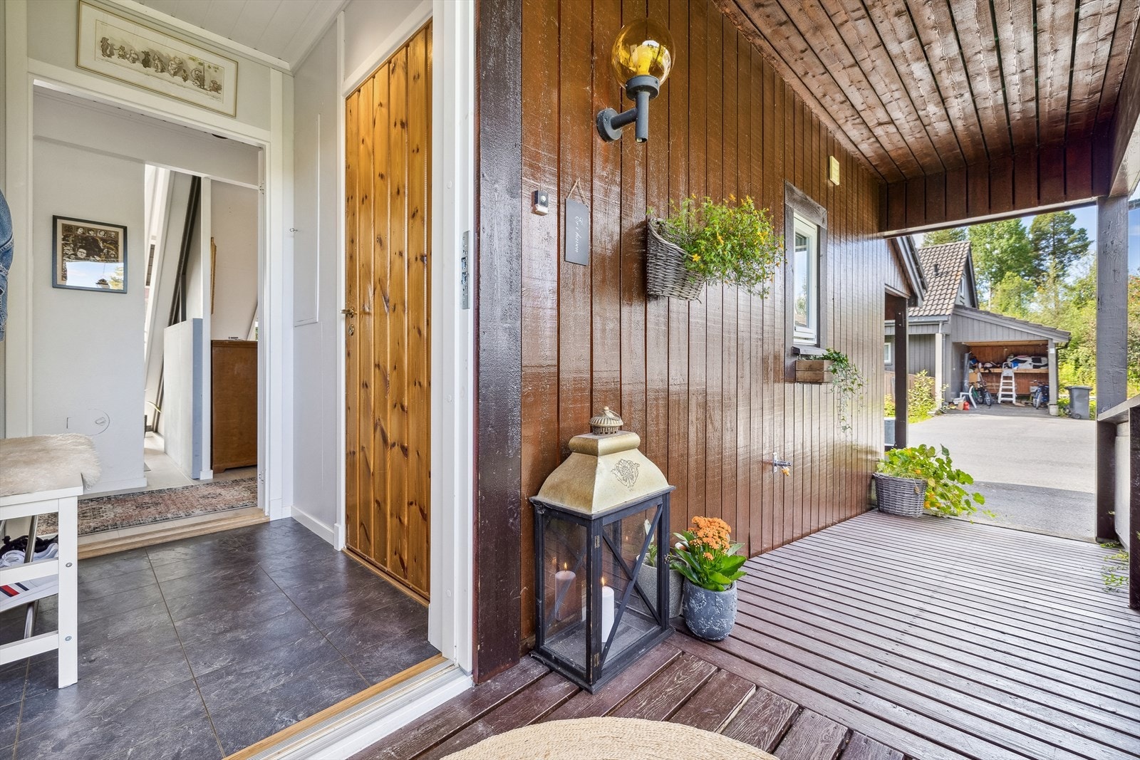 Inngangspartiet har overbygd rampe og adkomstrepos. Galleribilde