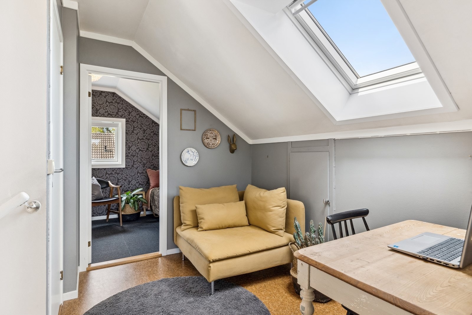 Gangen i andre får godt med naturlig lys via takvindu i skrå himling. Galleribilde