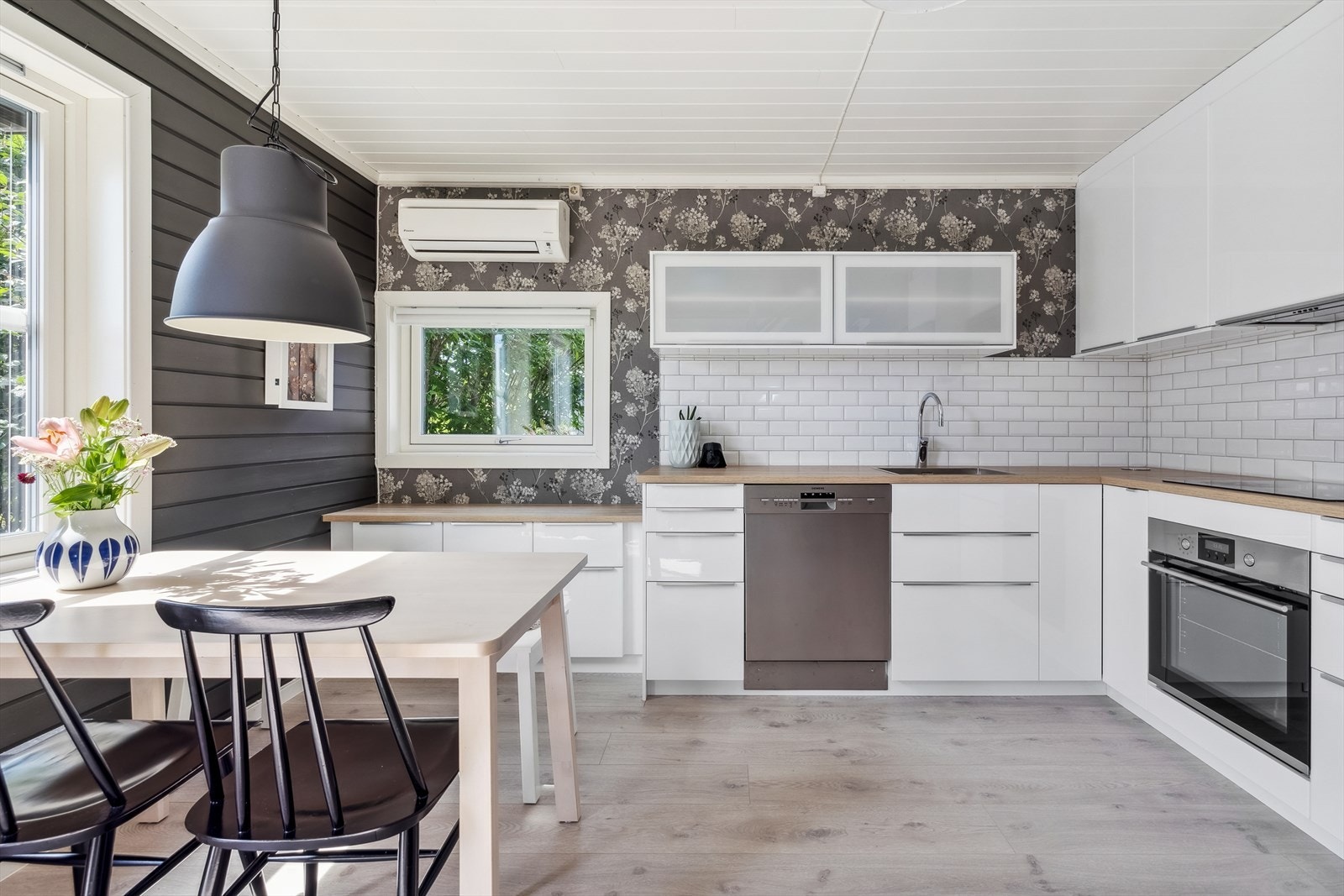 Kjøkkenet har innredning fra 2017, integrerte hvitevarer, luft-til-luft varmepumpe og plass til spisebord. Galleribilde