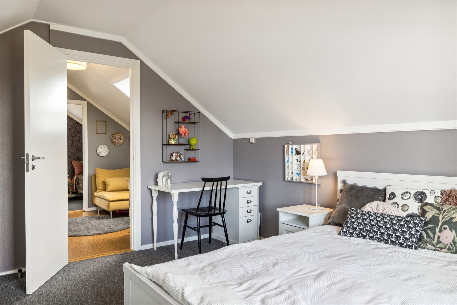 Soverommene i andre etasje har vegg-til-vegg teppe, så her er det lunt å sette føttene på gulvet om morgenen. Galleribilde