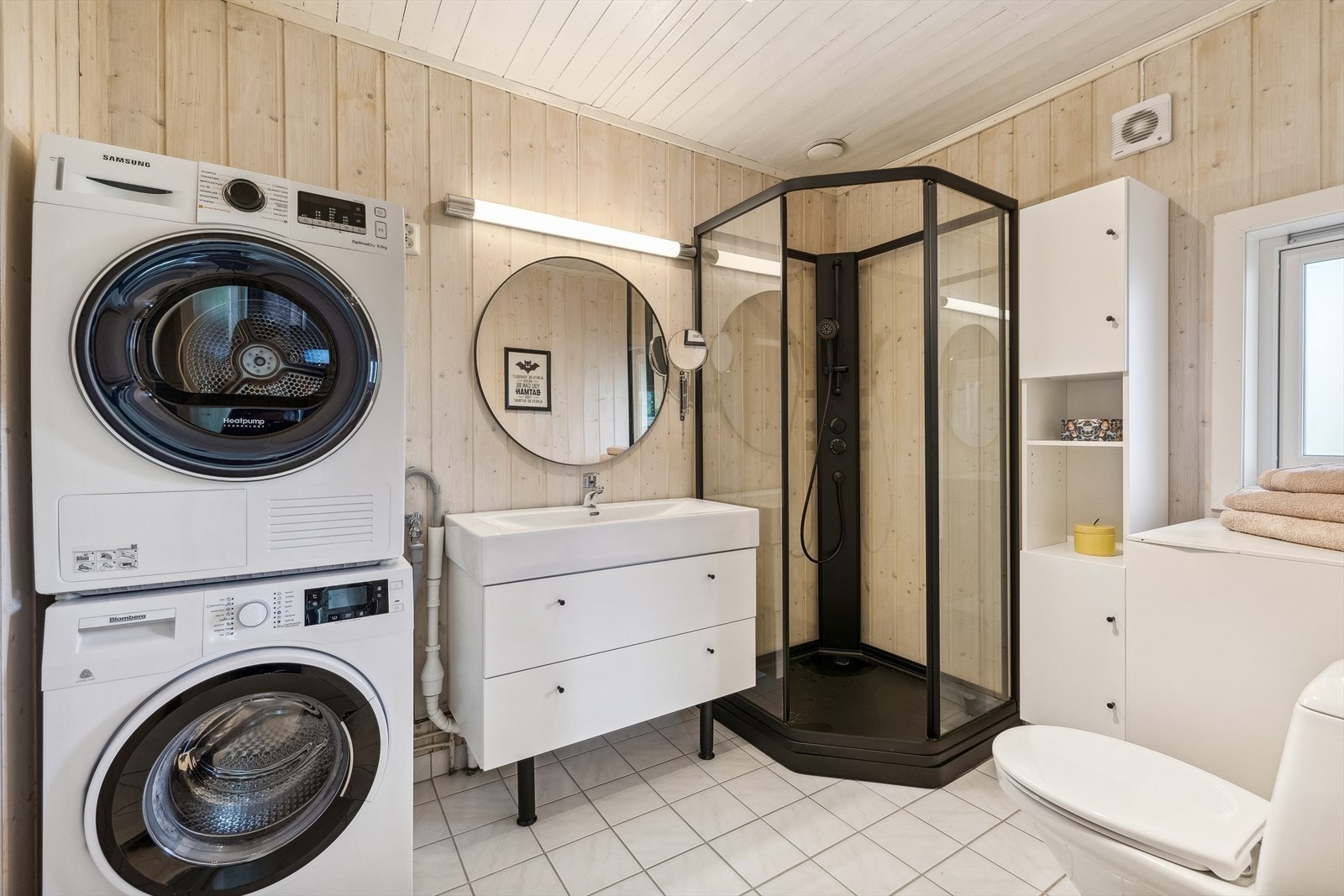 I første etasje ligger et bad fra 2008 med toalett, dusjkabinett og opplegg for vaskemaskin. Galleribilde