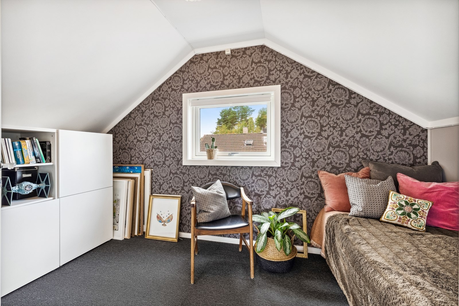 Soverommene i andre etasje ligger på hver sin side av gangen og har noe skråhimlinger. Galleribilde