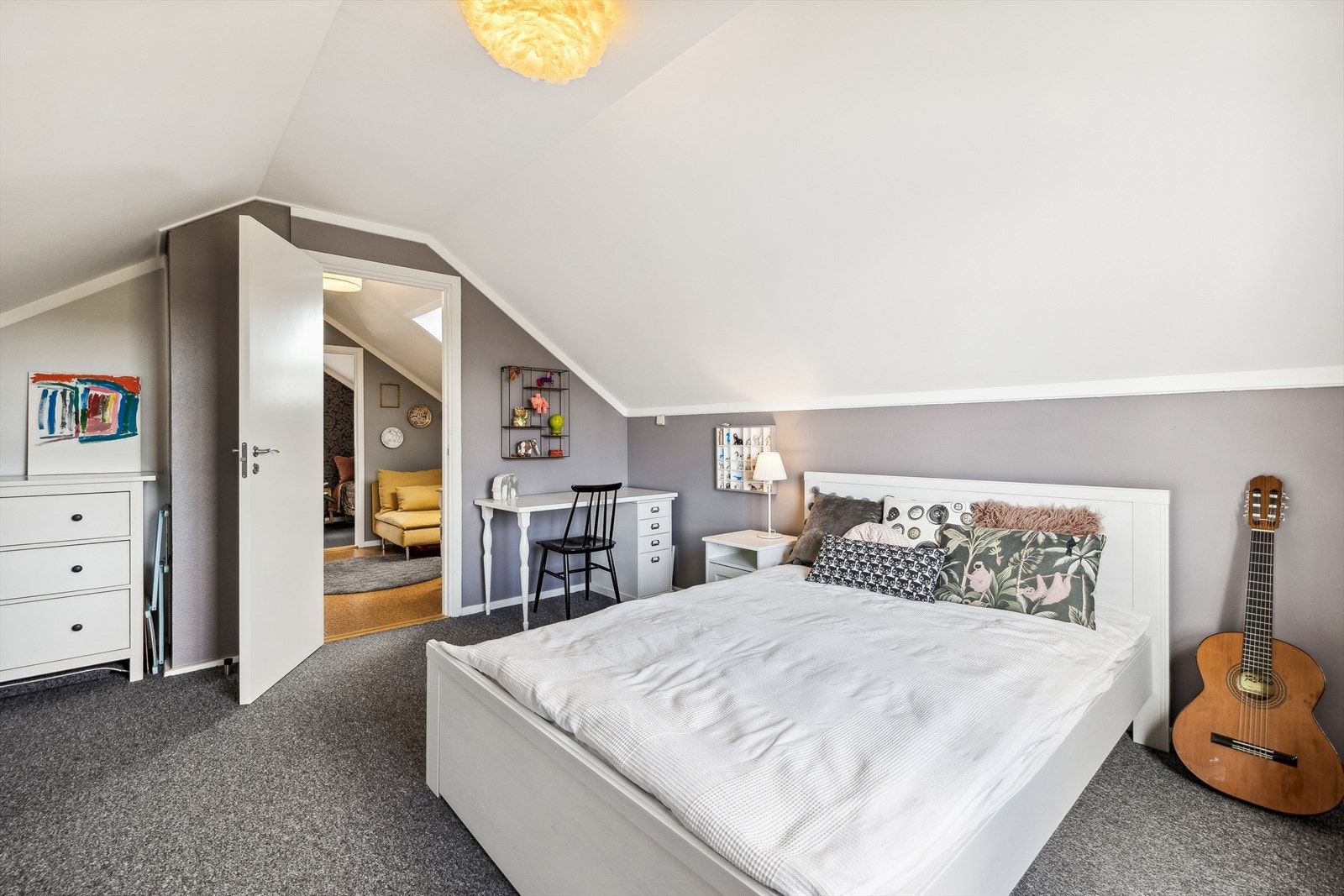 Boligen har tilsammen tre soverom, hvorav to ligger i andre etasje. Galleribilde