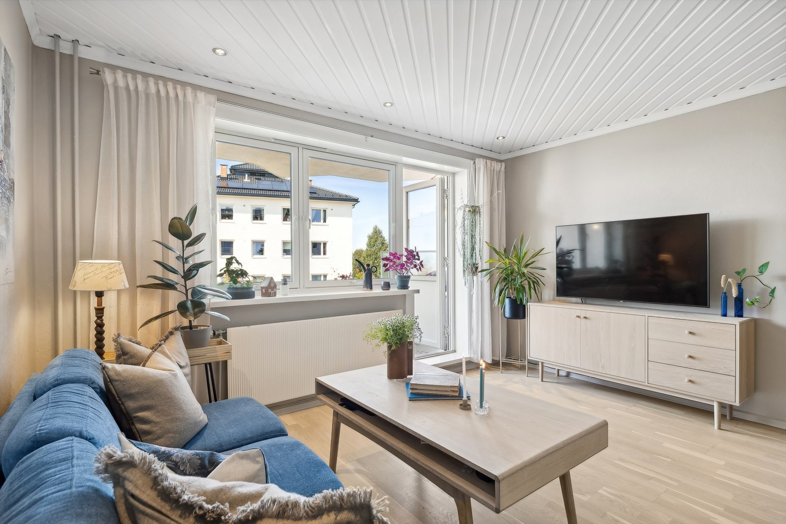 De store vindusflatene slipper inn rikelig med dagslys som gir stuen en koselig atomsfære. Galleribilde