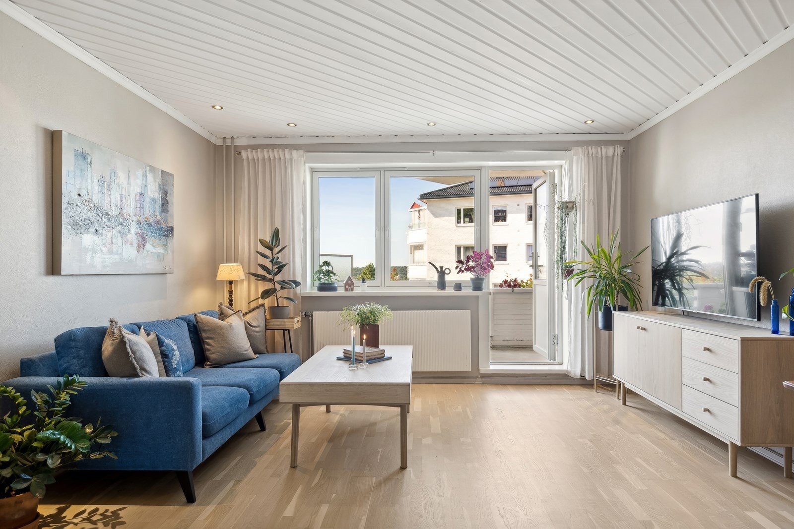 Leilighetens stue er romslig og gulv er av parkett som gir et stilrent og moderne preg. Gulvet i gangen og stue er nylig slipt. Galleribilde