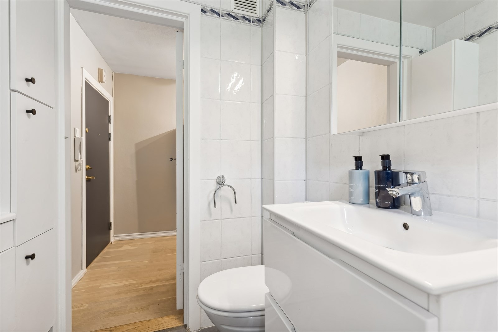 Det er opplegg for vaskemaskin og plass for tørketrommel. Galleribilde