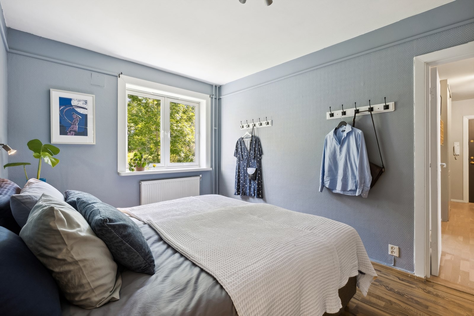 De store vinduer slipper inn rikelig med naturlig lys og skaper en hyggelig atmosfære Galleribilde