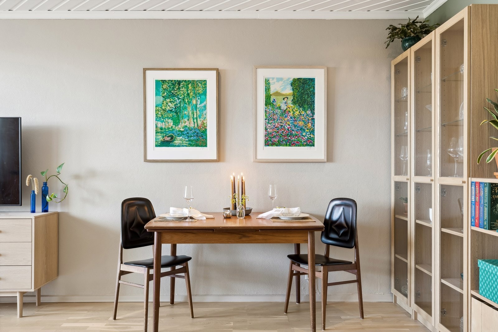 Det er naturligvis mer enn nok plass til et middagsbord hvor du kan nyte gode måltider i enda bedre selskap. Galleribilde