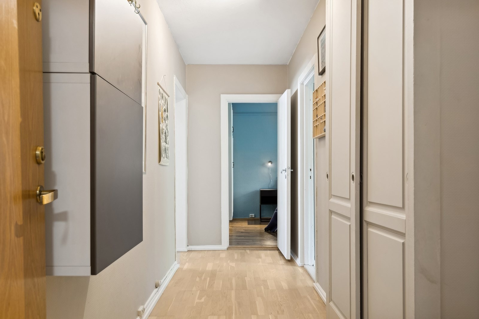 Lyst og flott entré, her kan du enkelt legge fra deg sko og yttertøy Galleribilde